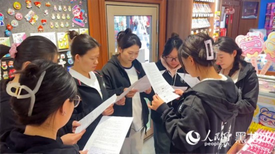 工會組織企業(yè)職工開展技能培訓活動。人民網(wǎng)記者 張哲鑫攝