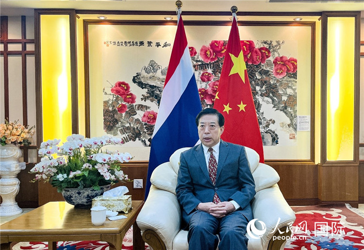 2024年12月10日，中國(guó)駐泰國(guó)大使韓志強(qiáng)在泰國(guó)曼谷接受中國(guó)—東盟中心（ACC）組織的“多彩東盟：2024年中國(guó)媒體東盟行”媒體團(tuán)采訪。人民網(wǎng)記者 羨江楠攝
