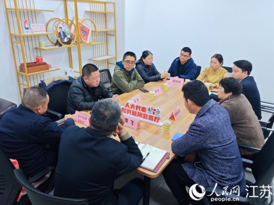 “紅興會客廳”，一場助企紓困協(xié)調(diào)會正在進行。人民網(wǎng) 徐晨曦攝
