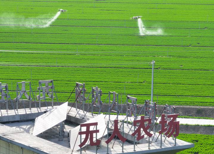 2024年3月19日，在安徽省亳州市譙城區(qū)趙橋鄉(xiāng)雙樓村的無人農(nóng)場，農(nóng)業(yè)無人機(jī)按照事先設(shè)定好的線路進(jìn)行作業(yè)（無人機(jī)照片）。新華社記者 杜宇 攝