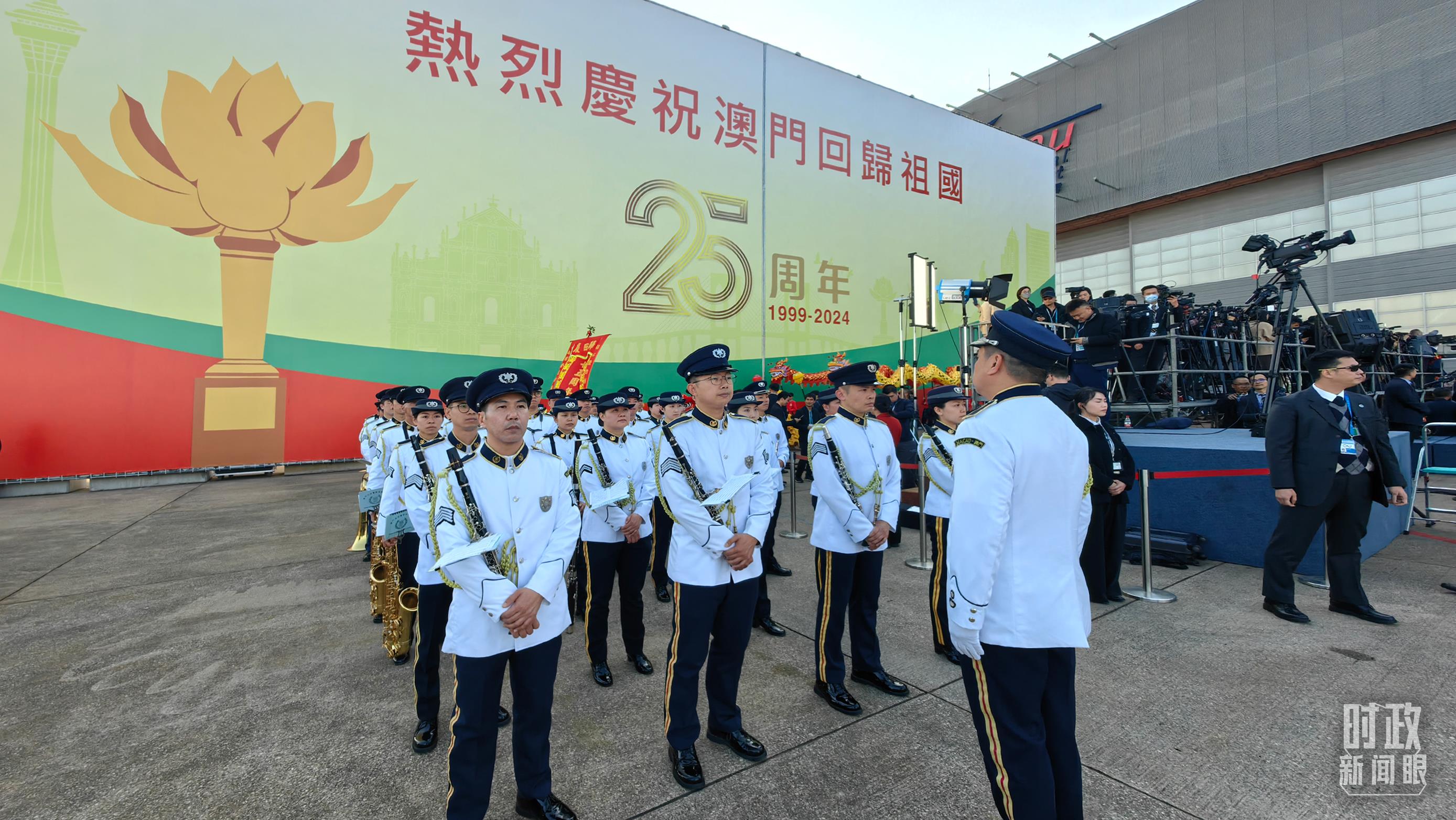 △澳門警察樂隊靜候習(xí)主席到來。（總臺央視記者段德文拍攝）