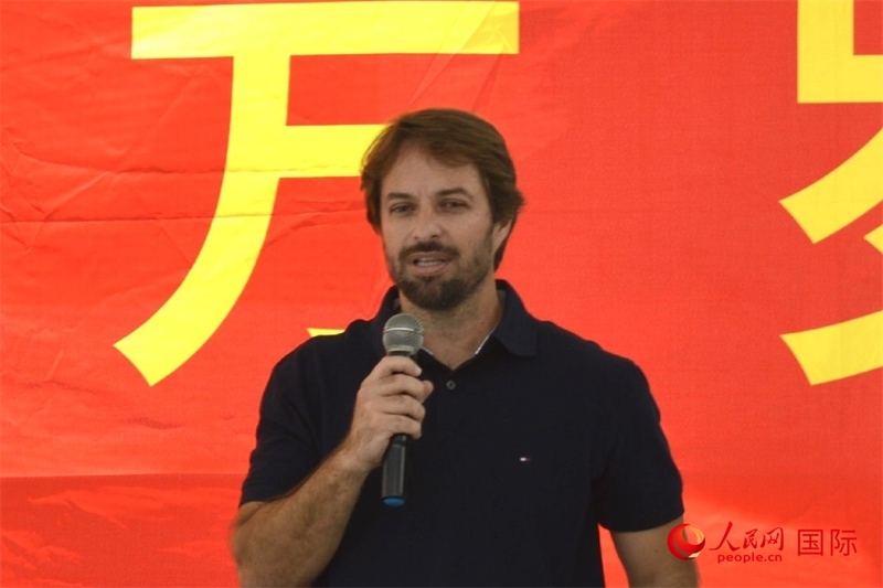 里約州環(huán)境與可持續(xù)發(fā)展廳副廳長(zhǎng)費(fèi)利佩·克魯奇克在捐贈(zèng)活動(dòng)上致辭。人民網(wǎng)記者 陳海琪攝