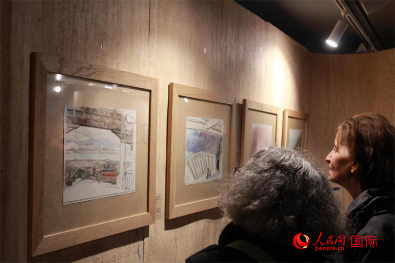 法國觀眾在欣賞展品。人民網(wǎng)記者 尚凱元攝