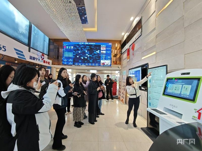 劉燕介紹“及時(shí)雨”數(shù)字社區(qū)平臺(tái)(央廣網(wǎng)記者 王錫斐 攝)