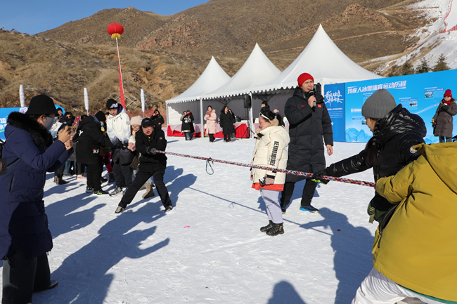雪地拔河活動。內(nèi)蒙古自治區(qū)殘疾人聯(lián)合會供圖