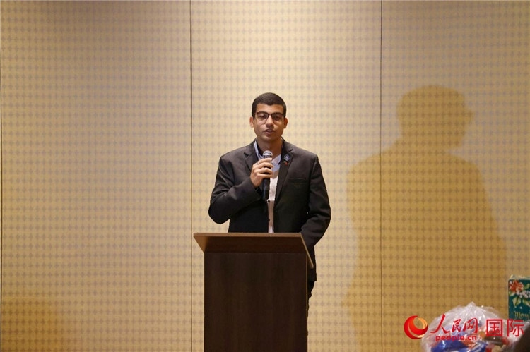 里約市政府代表、國(guó)際關(guān)系顧問(wèn)菲利普在捐贈(zèng)活動(dòng)上致辭。人民網(wǎng)記者 陳海琪攝