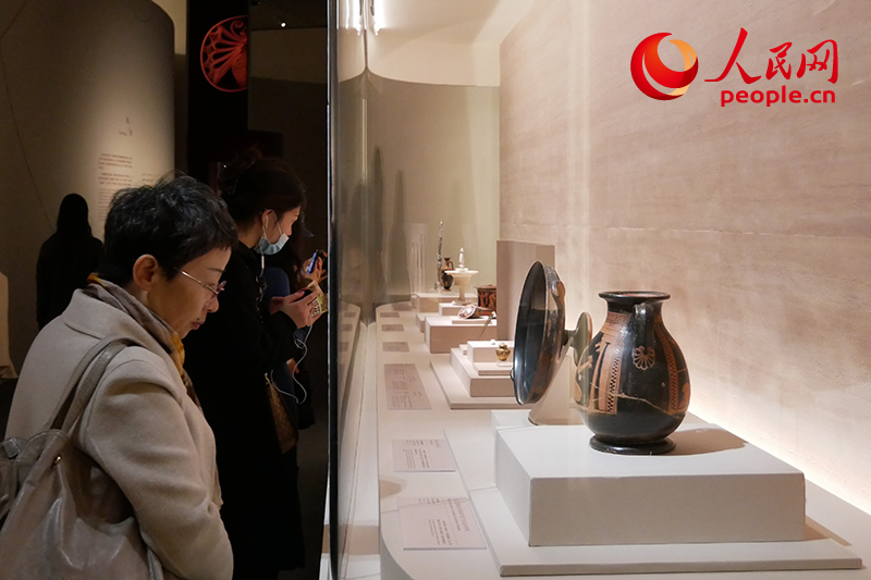 11月13日，觀眾正在國(guó)博參觀“美的多元——古希臘的藝術(shù)與生活”展。人民網(wǎng)記者 韋衍行攝