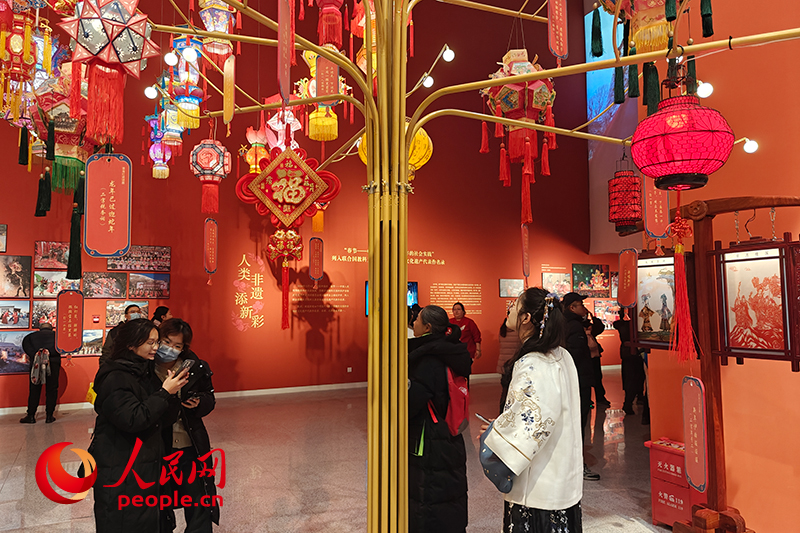 12月21日，觀眾正在參觀“過年——春節(jié)主題展”。人民網(wǎng)記者 韋衍行攝