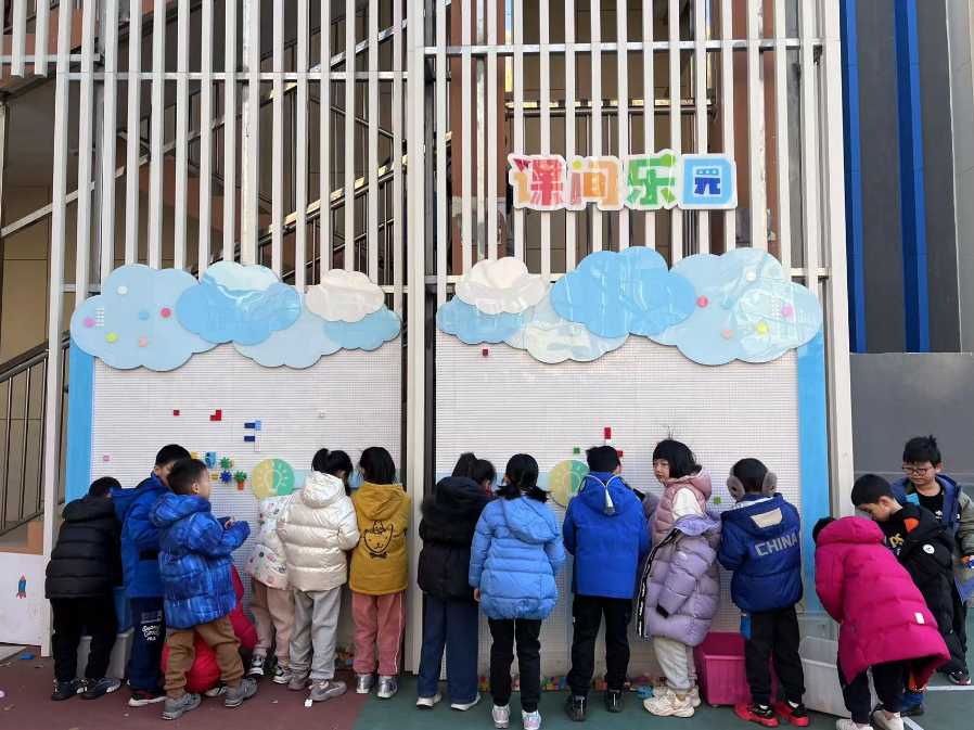 學(xué)生們?cè)谡n間樂園玩拼圖。人民網(wǎng) 白炅攝