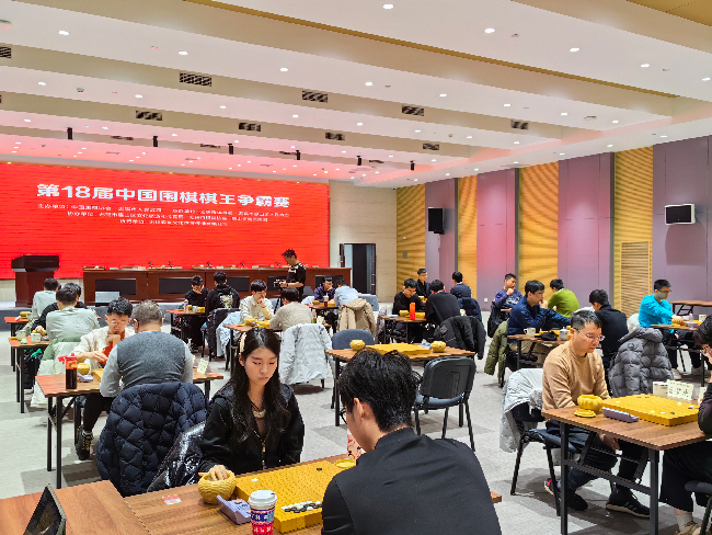 棋手在比賽中。人民網(wǎng)記者 李乃妍攝