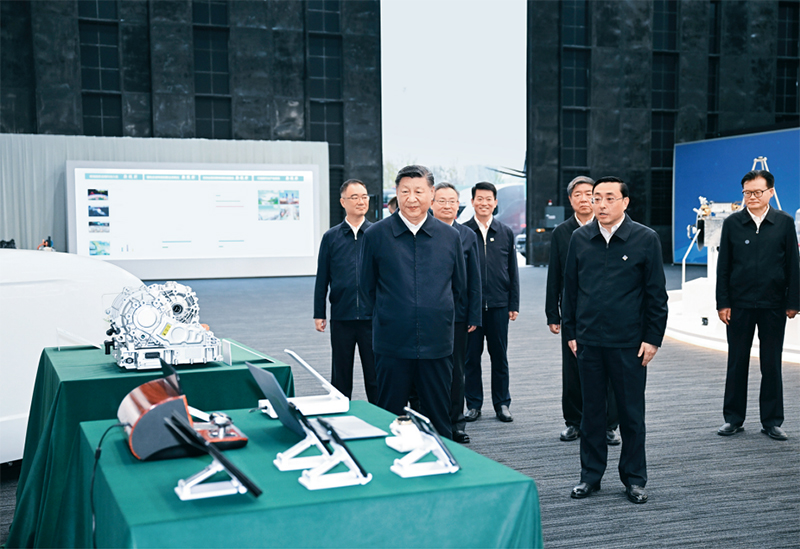 2024年10月17日至18日，中共中央總書記、國家主席、中央軍委主席習(xí)近平在安徽考察。這是17日下午，習(xí)近平在合肥濱湖科學(xué)城察看安徽省重大科技創(chuàng)新成果集中展示。 新華社記者 謝環(huán)馳/攝
