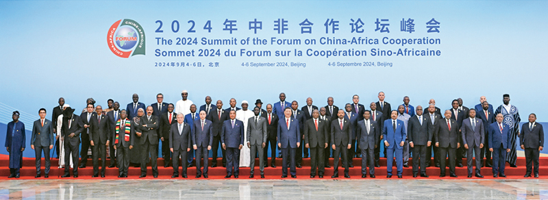2024年9月5日上午，國家主席習(xí)近平在北京人民大會堂出席中非合作論壇北京峰會開幕式并發(fā)表主旨講話。這是開幕式前，習(xí)近平同出席峰會的外方領(lǐng)導(dǎo)人集體合影。 新華社記者 饒愛民/攝