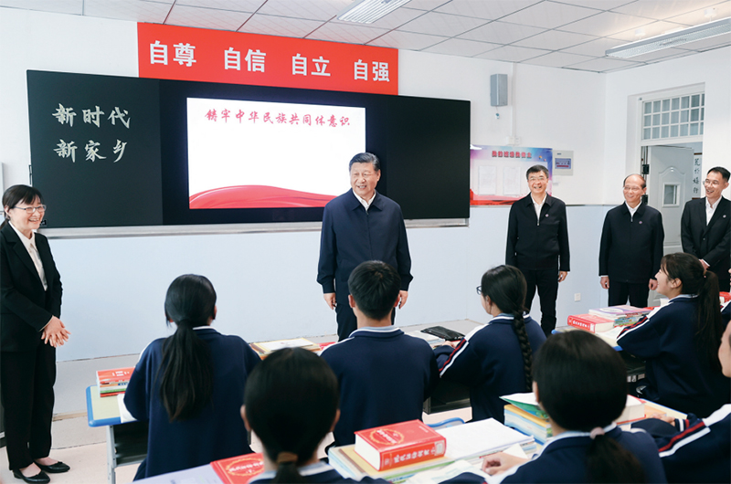 2024年6月18日至19日，中共中央總書記、國家主席、中央軍委主席習(xí)近平在青海考察。這是18日下午，習(xí)近平在果洛西寧民族中學(xué)高一（1）班觀摩“新時代、新家鄉(xiāng)”主題思政課。 新華社記者 鞠鵬/攝