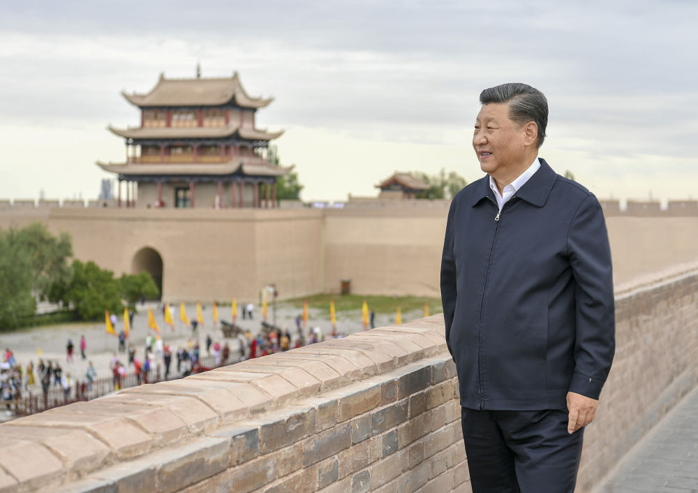 2019年8月20日上午，習(xí)近平總書記來到嘉峪關(guān)關(guān)城，登上城樓察看關(guān)城整體面貌，聽取河西走廊長(zhǎng)城、關(guān)隘歷史文化情況介紹。新華社記者 謝環(huán)馳 攝