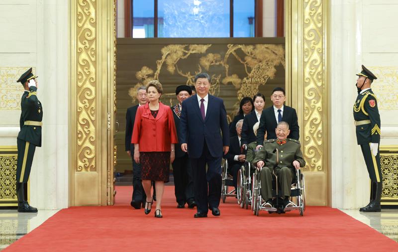 △2024年9月29日，中華人民共和國國家勛章和國家榮譽稱號頒授儀式在北京人民大會堂金色大廳隆重舉行。習(xí)近平總書記同國家勛章和國家榮譽稱號獲得者一同步入會場。