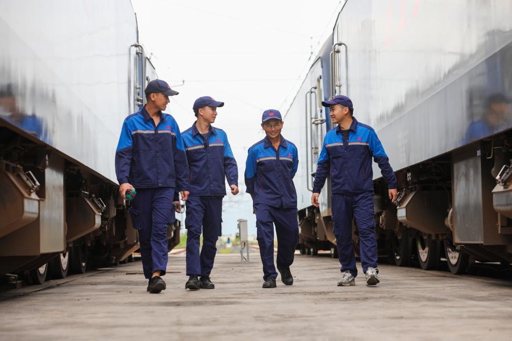 2024年9月9日，來自中國、老撾的師徒4人在中老鐵路萬象運營管理中心的機車檢修庫內。新華社發(fā)（楊永全攝）