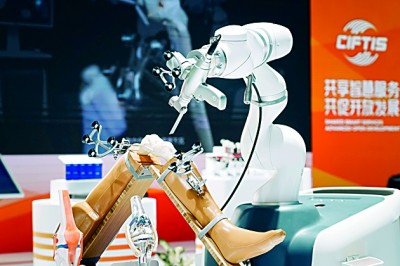 2024年中國(guó)國(guó)際服務(wù)貿(mào)易交易會(huì)上展出的人工智能骨科手術(shù)機(jī)器人。新華社發(fā)