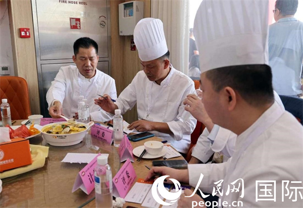 評(píng)委正在品嘗菜品并打分。人民網(wǎng)記者 管克江攝