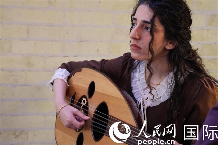 烏德琴女學(xué)員邁希恩。人民網(wǎng) 伊納斯·易卜拉欣攝