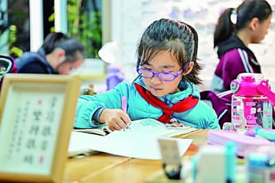 在河南洛陽(yáng)市澗西區(qū)長(zhǎng)安路街道長(zhǎng)安路二社區(qū)共享自習(xí)室內(nèi)，孩子們?cè)趯W(xué)習(xí)。李衛(wèi)超攝/光明圖片