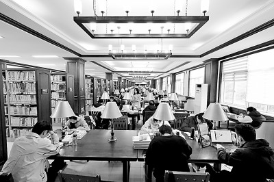 重慶大學圖書館，大學生們正在讀書學習。孫凱芳攝/光明圖片