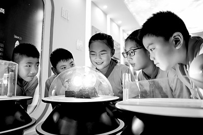 江西省南昌市青云客航天科創(chuàng)空間青少年科普館，孩子們在觀察光壓傳動試驗。鮑贛生攝/光明圖片