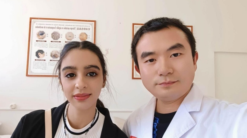 康復(fù)后的阿斯瑪與中國醫(yī)生梁敏。中國援阿爾及利亞醫(yī)療隊(duì)供圖