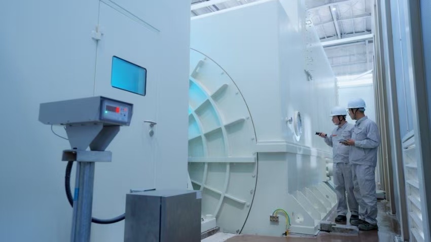 工作人員檢查300兆瓦壓氣儲能示范工程發(fā)電機。受訪者供圖