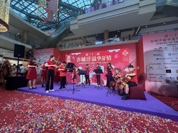 來自中國和新加坡的藝術團體聯(lián)袂表演了歌舞、器樂、武術、雜技等多種形式的文藝節(jié)目?；顒又鬓k方供圖