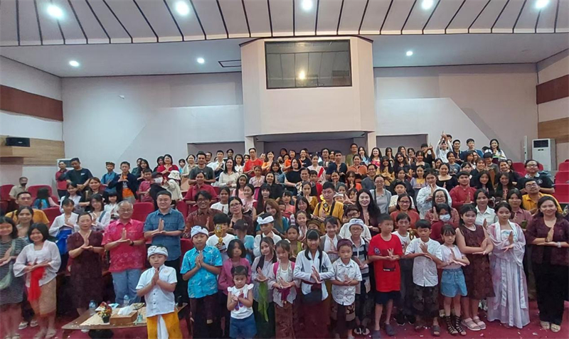出席活動的師生與嘉賓合影。巴陵康孔子學院供圖