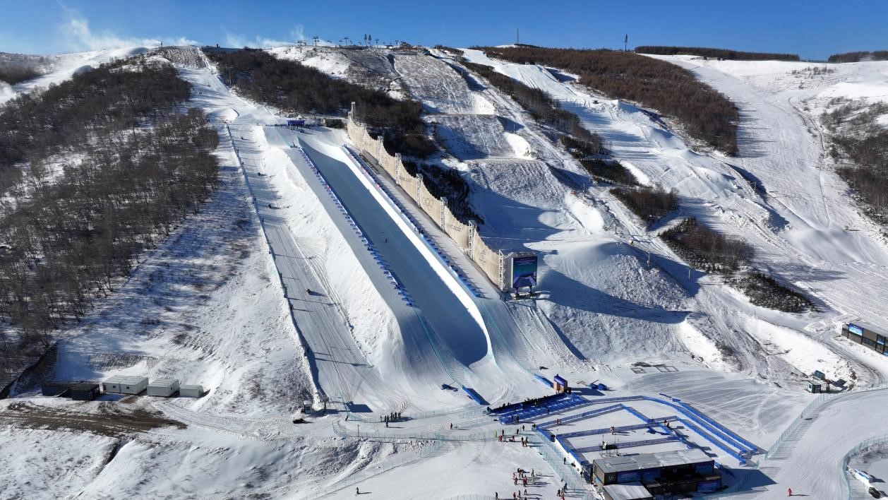 2024-2025賽季國(guó)際雪聯(lián)自由式滑雪和單板滑雪U型場(chǎng)地技巧世界杯比賽場(chǎng)地。人民網(wǎng)記者 李兆民攝