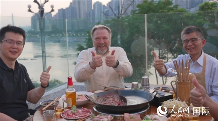 軻寶華和同事在重慶南濱路吃火鍋。人民網(wǎng)記者 蘇纓翔攝