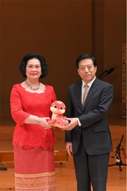 中國(guó)駐泰國(guó)大使韓志強(qiáng)與國(guó)際奧委會(huì)委員、泰國(guó)愛(ài)樂(lè)樂(lè)團(tuán)董事會(huì)主席坤仁帕塔瑪共同出席音樂(lè)會(huì)。主辦方供圖