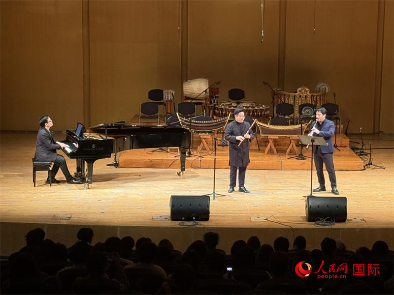 來(lái)自泰國(guó)東方大學(xué)的音樂(lè)家在演奏《敦煌印象》。人民網(wǎng)記者 張矜若攝