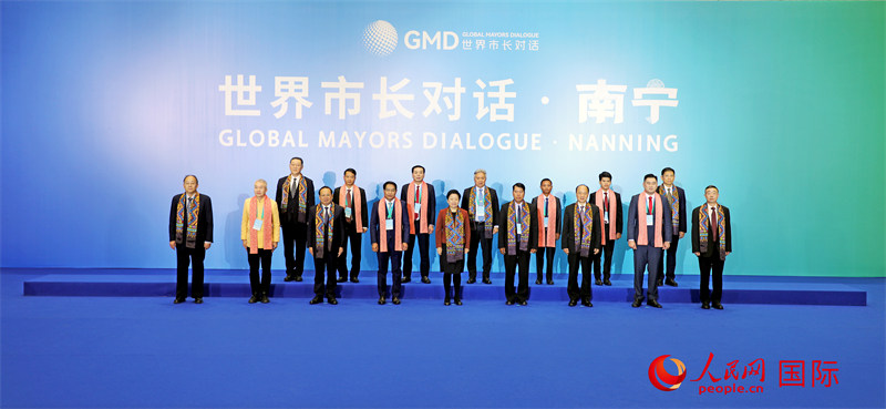 在南寧國際會展中心金桂花廳外，參加活動的中國和東盟國家市長合影留念。人民網(wǎng)記者 趙益普攝