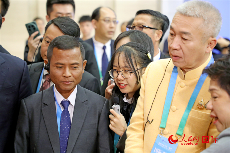 東盟國家市長在觀看、體驗(yàn)?zāi)蠈幏沁z展示。人民網(wǎng)記者 趙益普攝