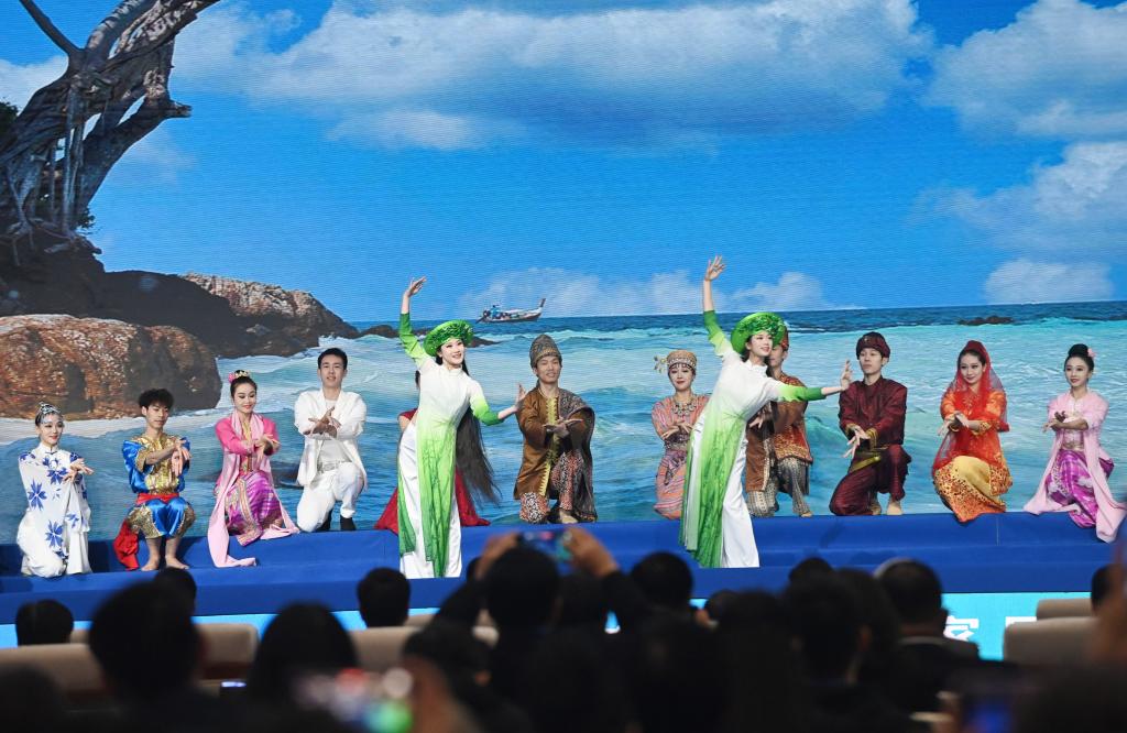這是1月16日，在南寧國(guó)際會(huì)展中心，演員在“世界市長(zhǎng)對(duì)話·南寧”活動(dòng)間隙表演節(jié)目。新華社記者 陸波岸 攝