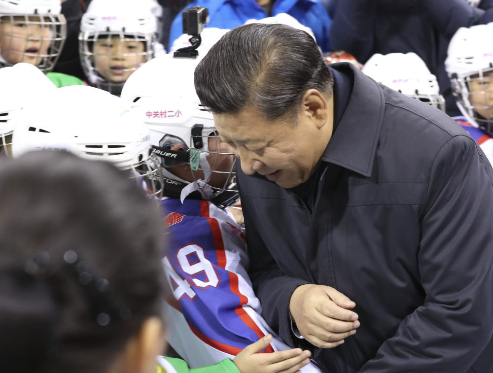 2017年2月24日，習(xí)近平在五棵松體育中心同冰球小隊(duì)員“撞肩”互動(dòng)