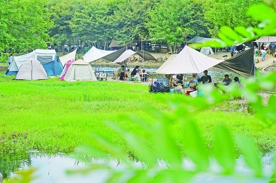 徑山鎮(zhèn)一家露營(yíng)基地迎來(lái)眾多游客。新華社發(fā)