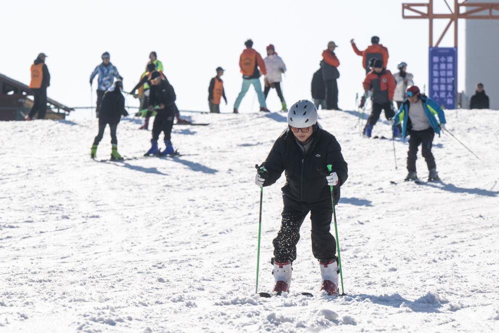 2025年1月5日，游客在湖北宜昌市夷陵區(qū)一滑雪場體驗滑雪
