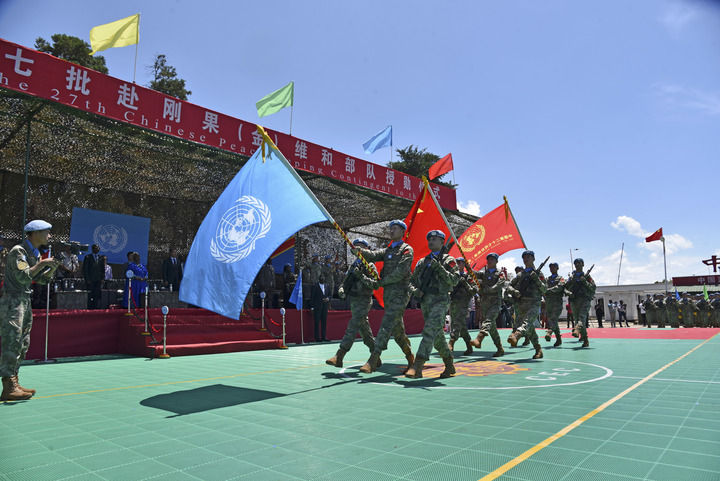 2024年4月9日，在剛果（金）南基伍省布卡武市的中國半島營區(qū)，中國第27批赴剛果（金）維和部隊官兵被授予聯(lián)合國“和平勛章”。新華社發(fā)（中國第27批赴剛果（金）維和部隊供圖）