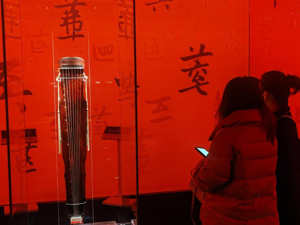 近日，在浙江省博物館之江館區(qū)，故宮博物館收藏的唐“大圣遺音”琴在“‘故宮·茶世界’觀茶——茶文化精品展”展出。新華社記者 馮源 攝