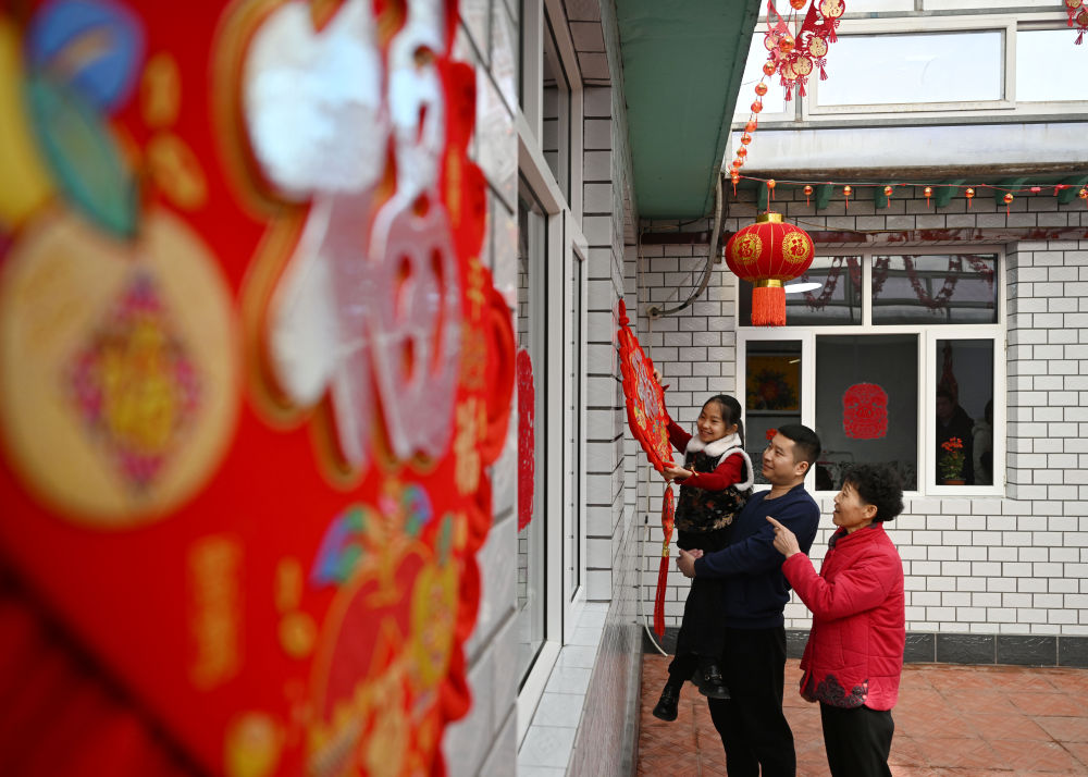 天津市西青區(qū)辛口鎮(zhèn)第六埠村村民在院子里掛“?！弊郑?024年2月1日攝）。新華社記者 趙子碩 攝