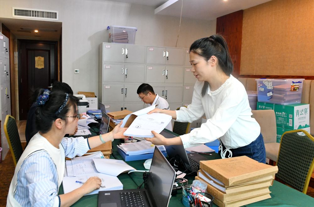 福州市委巡察機(jī)構(gòu)對(duì)全市法院系統(tǒng)開展提級(jí)聯(lián)動(dòng)交叉巡察。在永泰縣駐地，巡察組工作人員查看財(cái)務(wù)憑證（2024年5月21日攝）。新華社記者 林善傳 攝