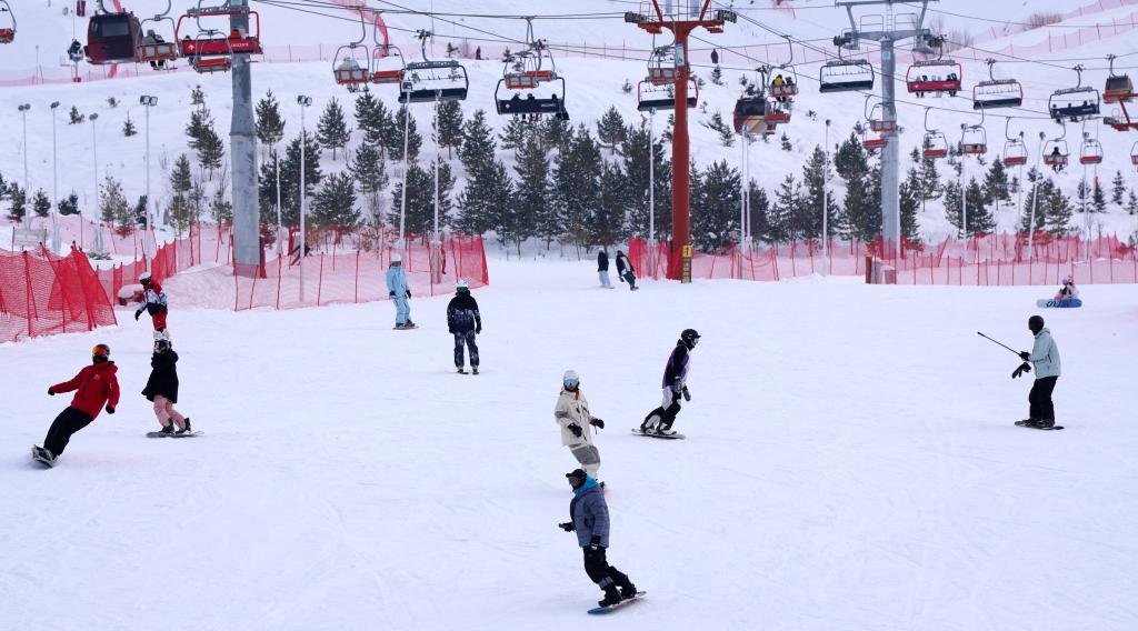 2025年1月8日，滑雪愛好者在新疆阿勒泰市將軍山滑雪場的雪道上滑行。新華社記者 張嘯誠 攝
