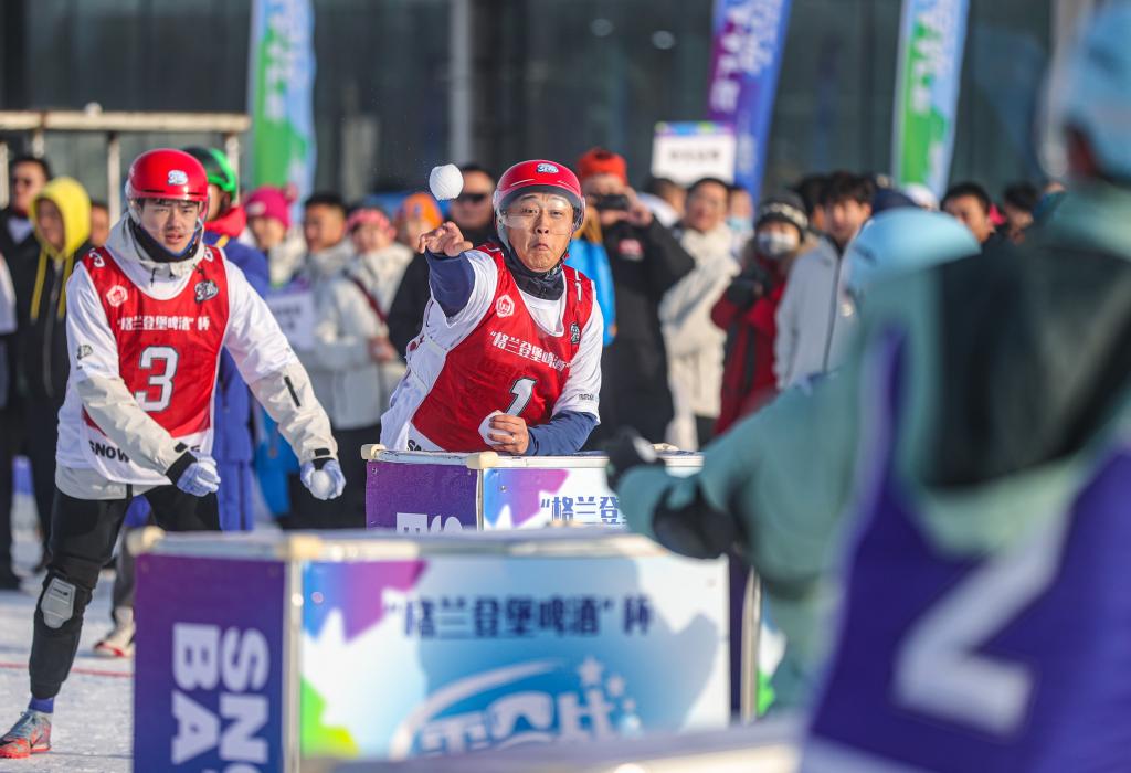 2024年12月30日，選手在“2024—2025遼寧省全民雪合戰(zhàn)冠軍賽”中“打雪仗”。新華社記者 潘昱龍 攝