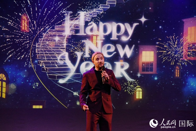 瑞典籍歌手天木演唱歌曲《Happy New Year》。人民網(wǎng)記者 殷淼攝