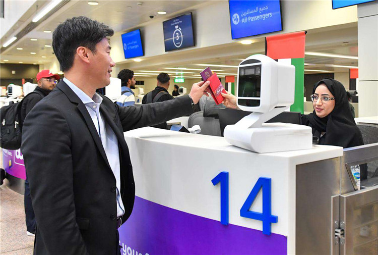 1月22日，迪拜免稅店聯(lián)合迪拜移民局向入境中國旅客贈送新年賀禮。迪拜移民局供圖