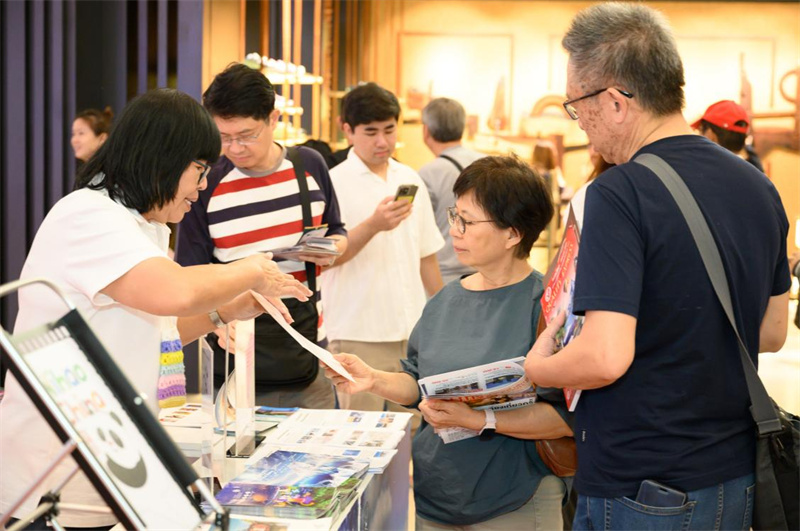 當(dāng)?shù)鼐用褡稍冎袊┞糜雾椖??；顒又鬓k方供圖