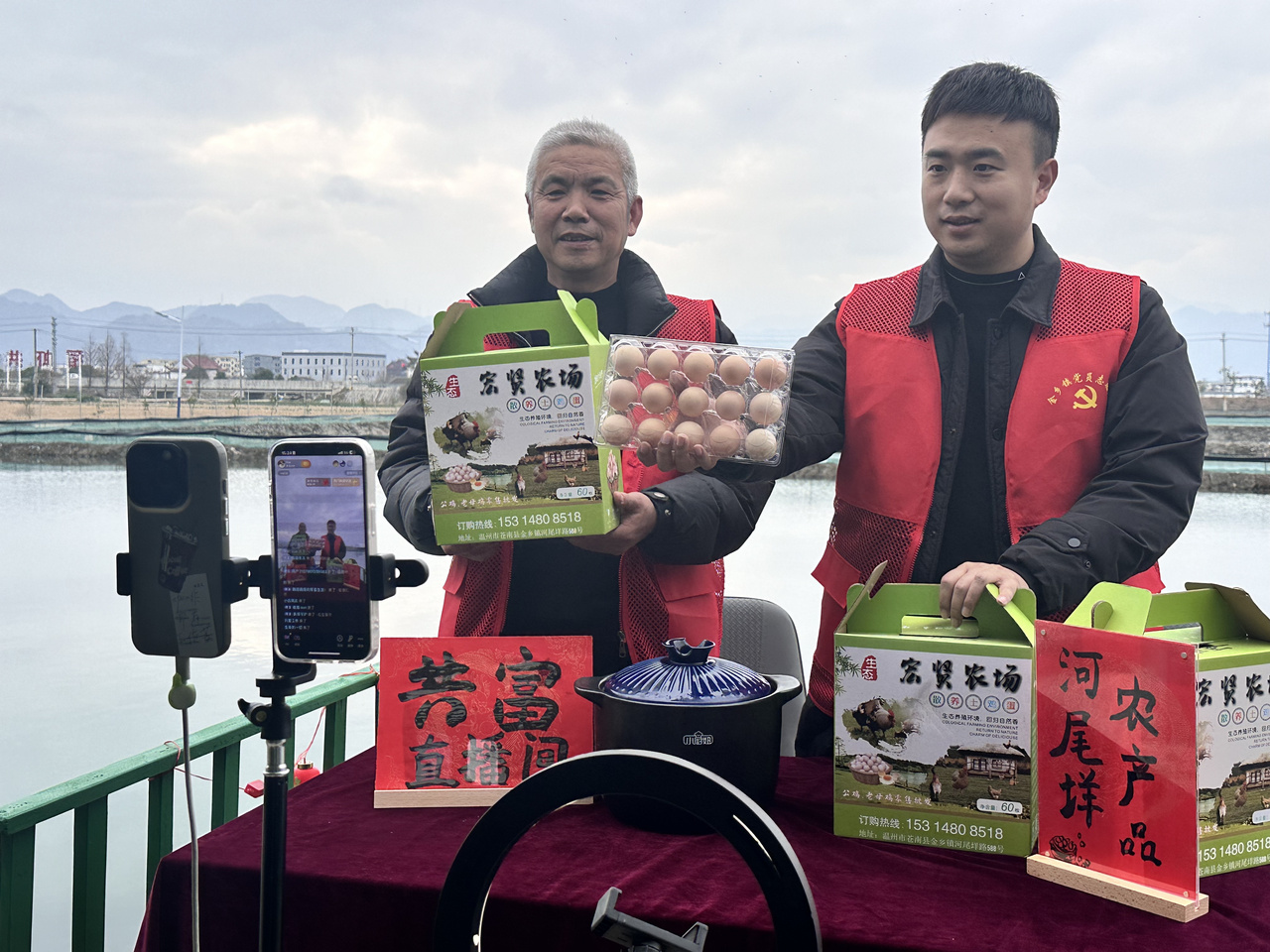 在蒼南金鄉(xiāng)鎮(zhèn)，永興、半浹連、河尾垟?shù)犬?dāng)年受災(zāi)的臨近村落，正連片建設(shè)美麗江南水鄉(xiāng)新景。圖為河尾垟村設(shè)在河邊的“共富直播間”。金鄉(xiāng)鎮(zhèn) 供圖